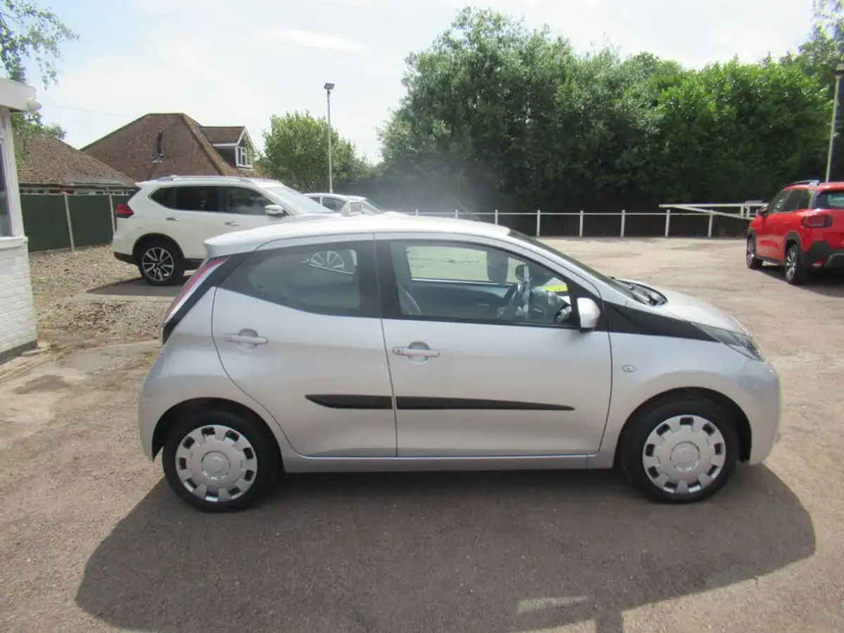 2017-toyota-aygo-10-vvt-i-x-play-71bhp-5d-big-1