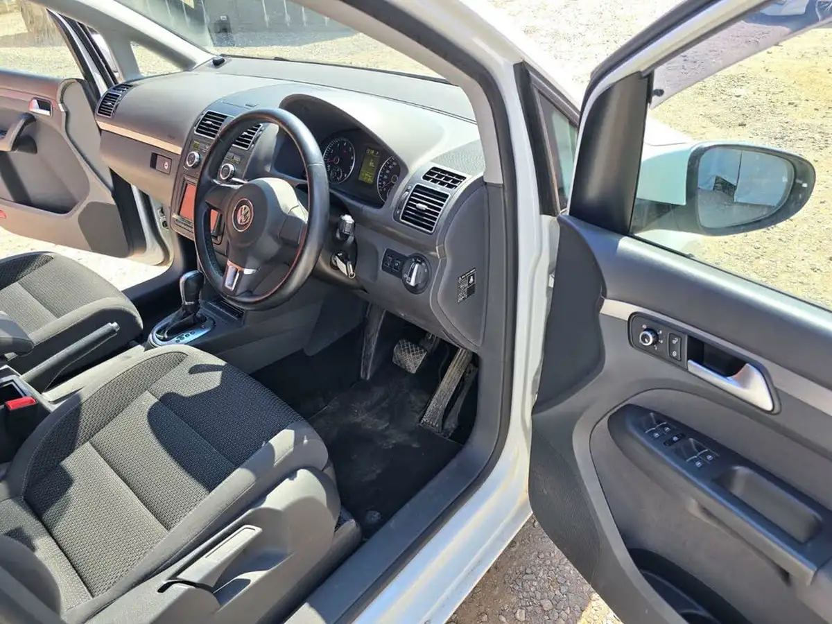 2014-volkswagen-touran-big-18