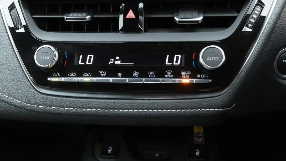 2023-toyota-corolla-18-vvt-i-icon-138bhp-hatchback-5d-big-12