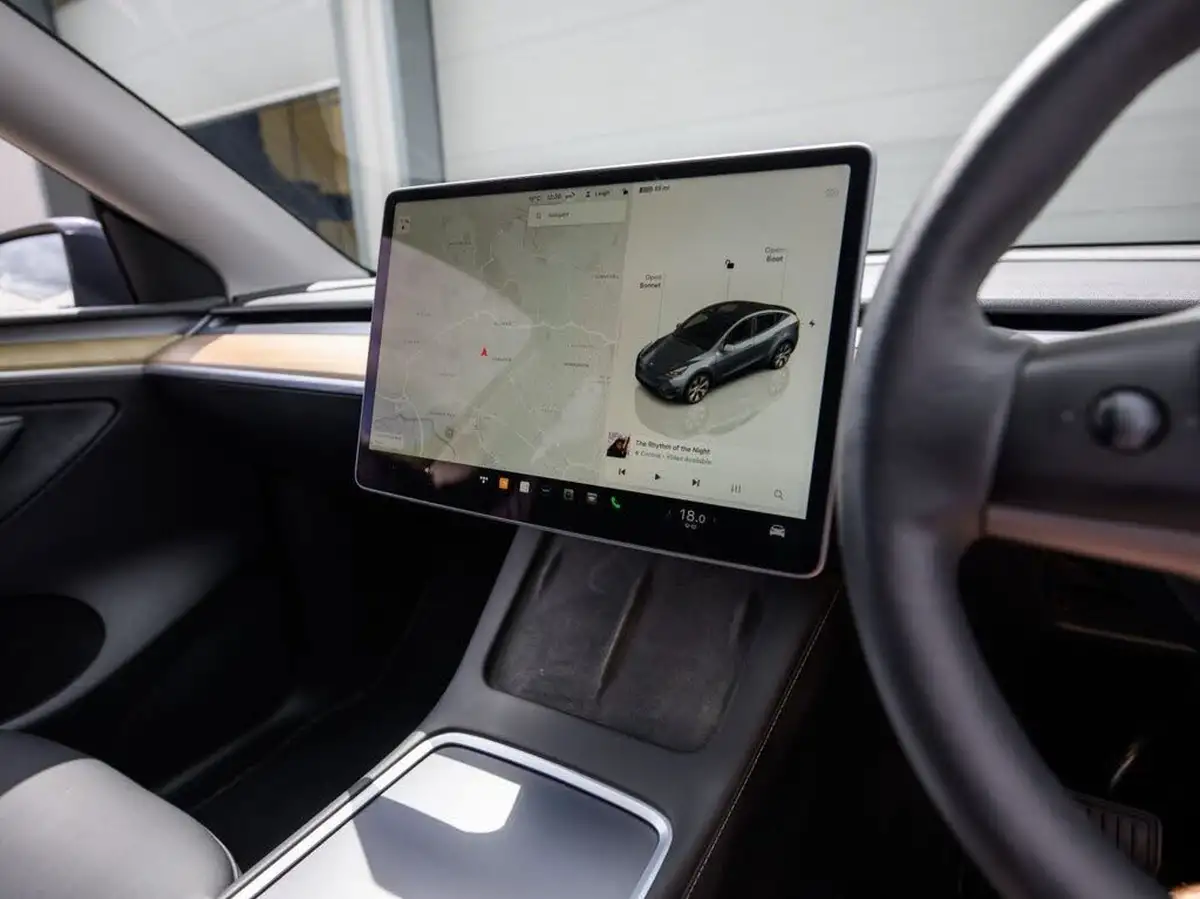 2023-tesla-model-y-e-long-range-big-32