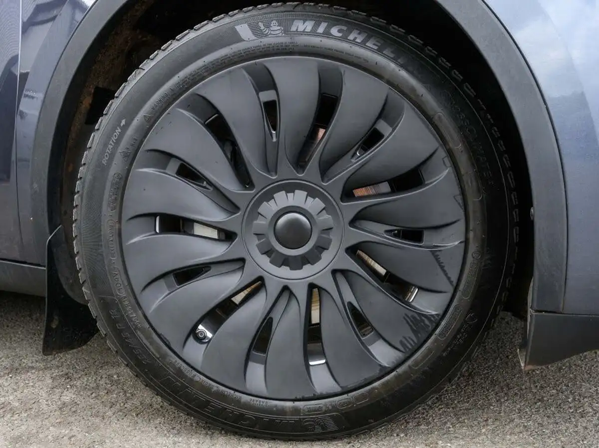 2023-tesla-model-y-e-long-range-big-8