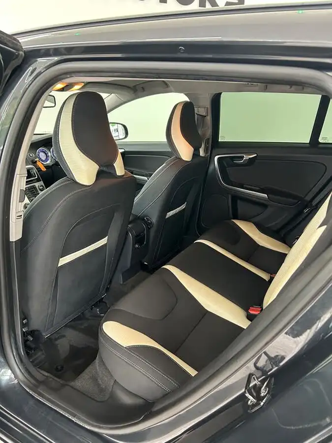 2012-volvo-v60-16td-r-design-115bhp-ss-big-14