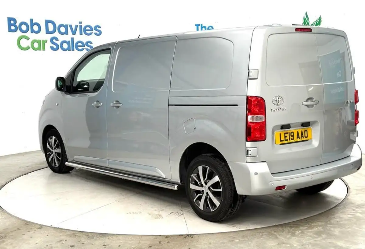 2019-toyota-proace-20d-design-medium-120hpeu6-panel-big-6