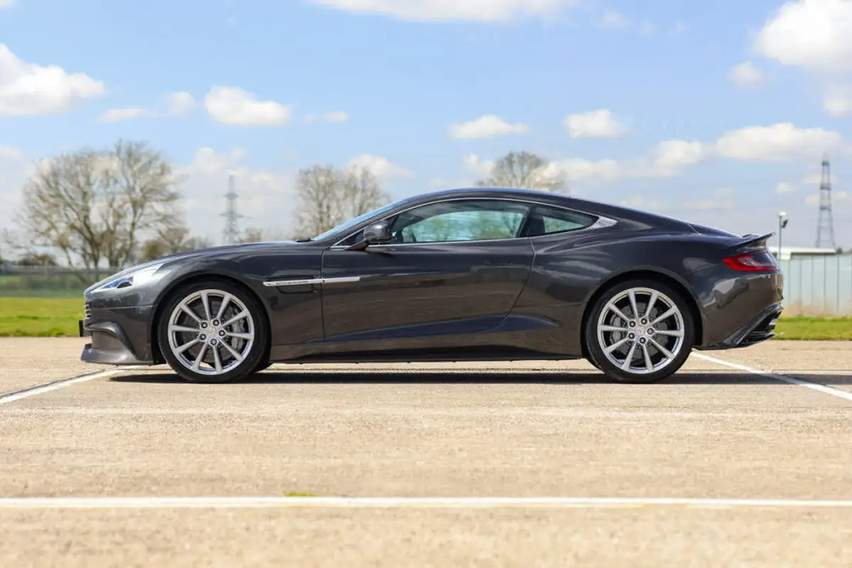 2013-aston-martin-vanquish-59-big-3