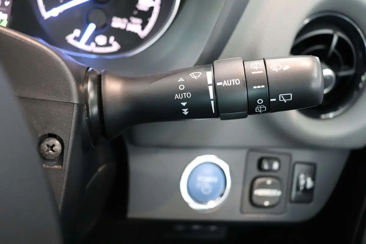 2020-toyota-yaris-15-vvt-i-icon-98bhp-hybrid-1497cc-e-cvt-big-52