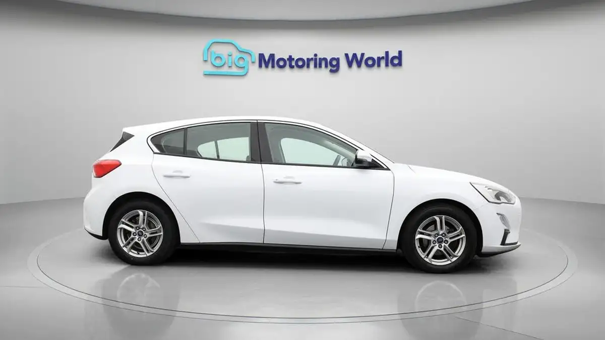 2019-ford-focus-15-zetec-120ps-hatchback-big-8