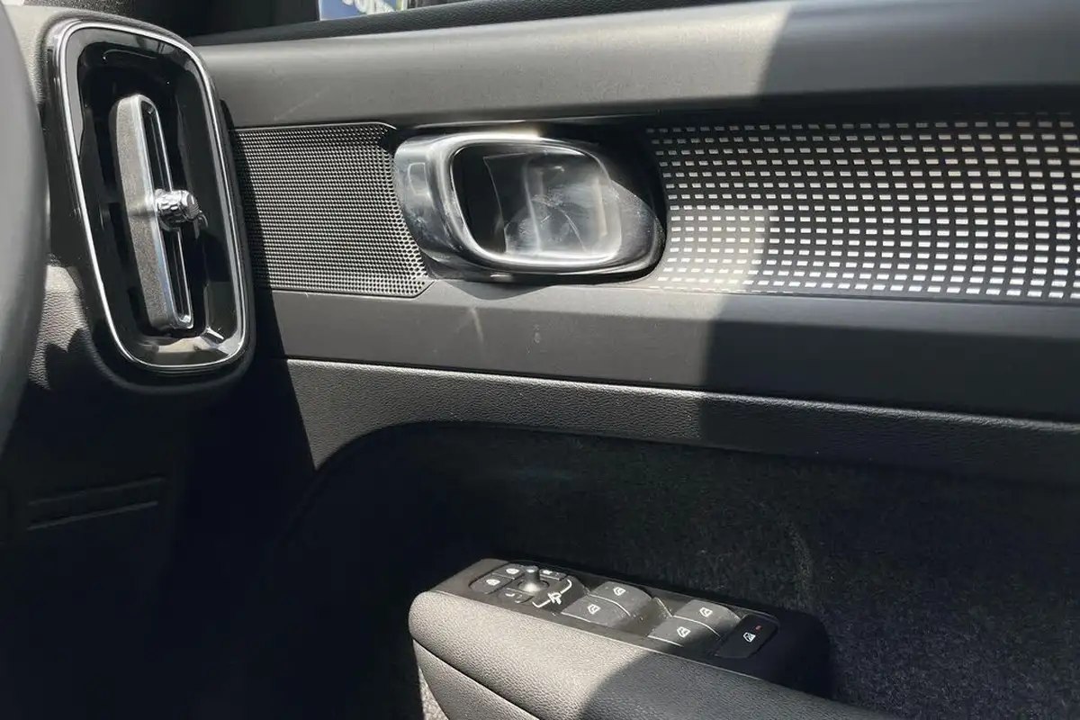 2022-volvo-xc40-15-t4-r-design-big-39