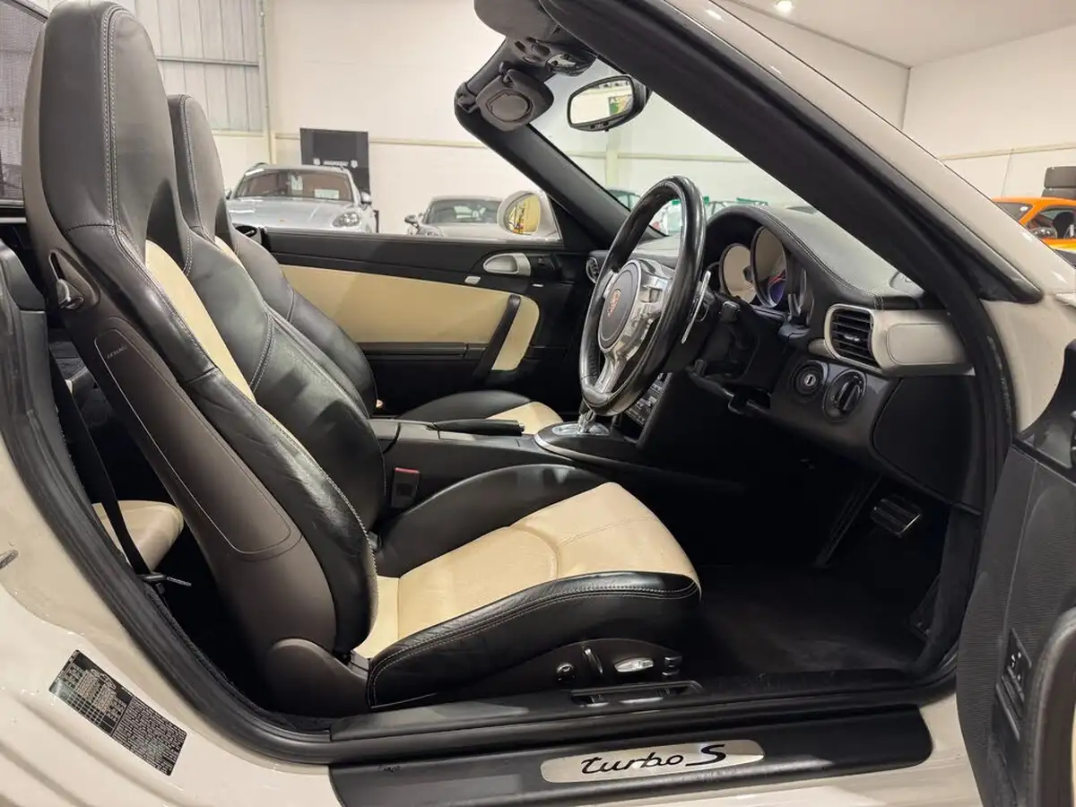 2010-porsche-911-38-turbo-s-cabriolet-big-13