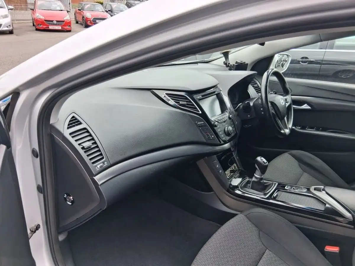 2015-hyundai-i40-17crdi-se-nav-115ps-saloon-4d-big-12