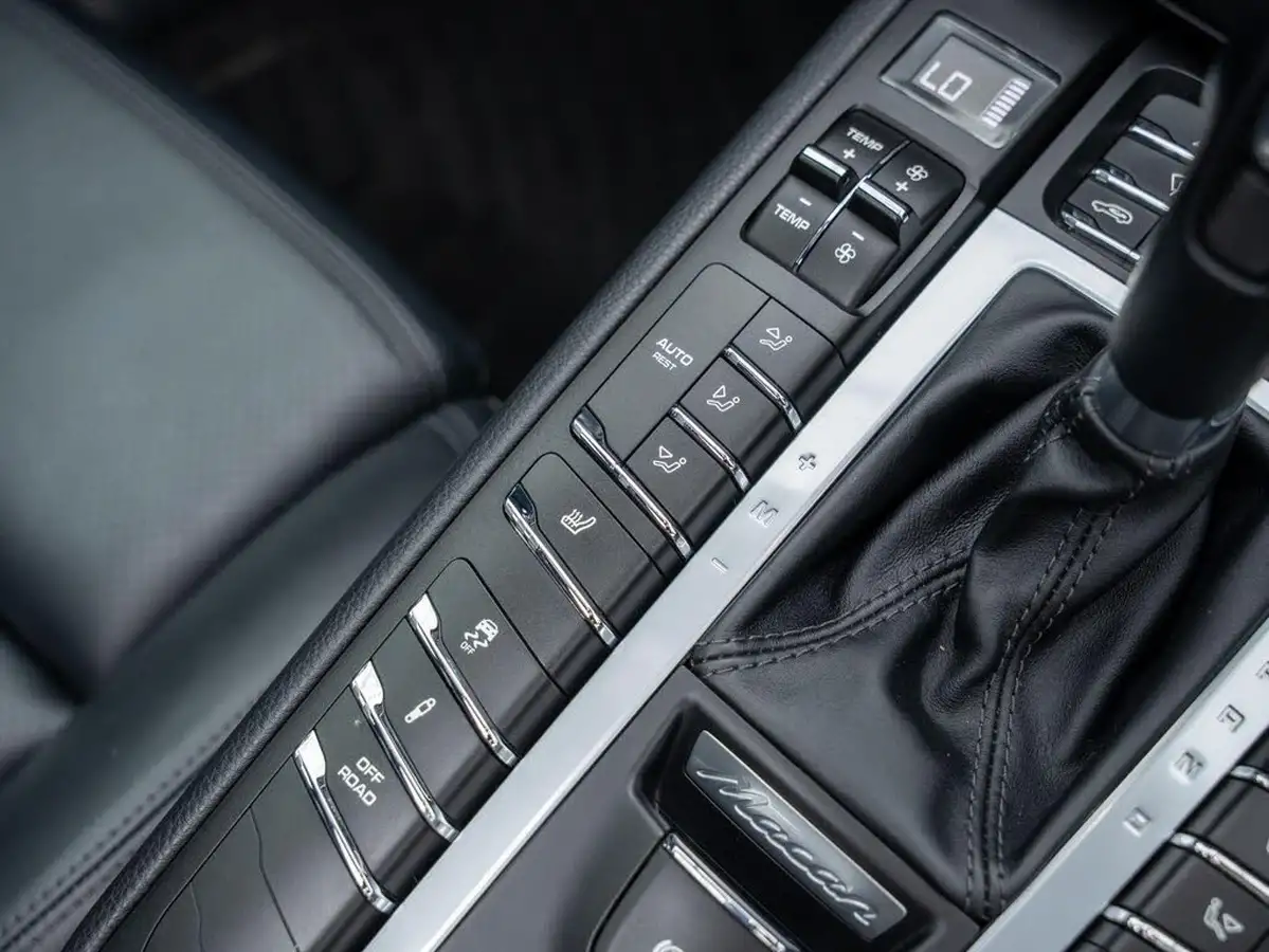 2020-porsche-macan-29-v6-turbo-big-35