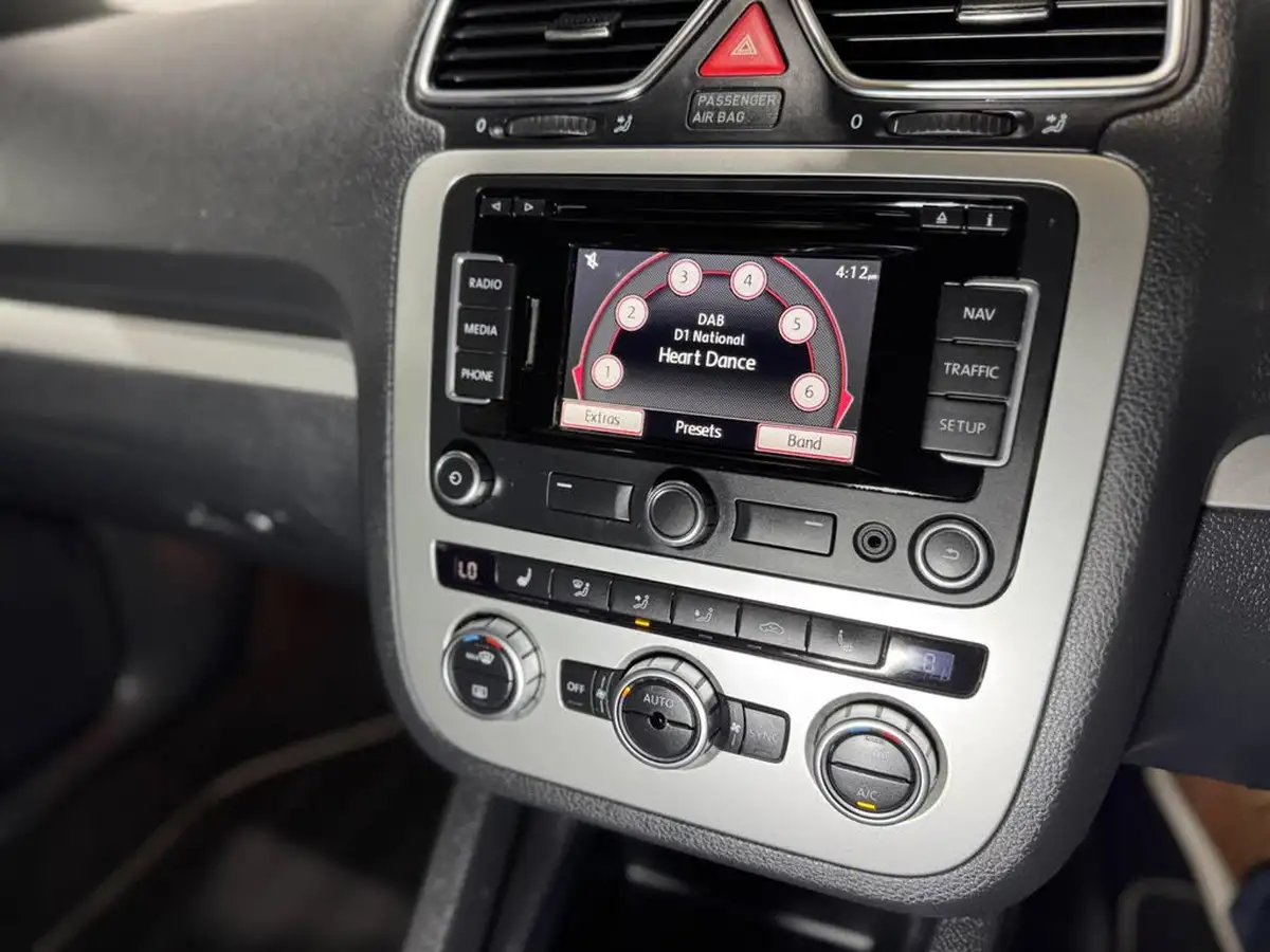 2013-volkswagen-scirocco-20tdi-gt-big-19