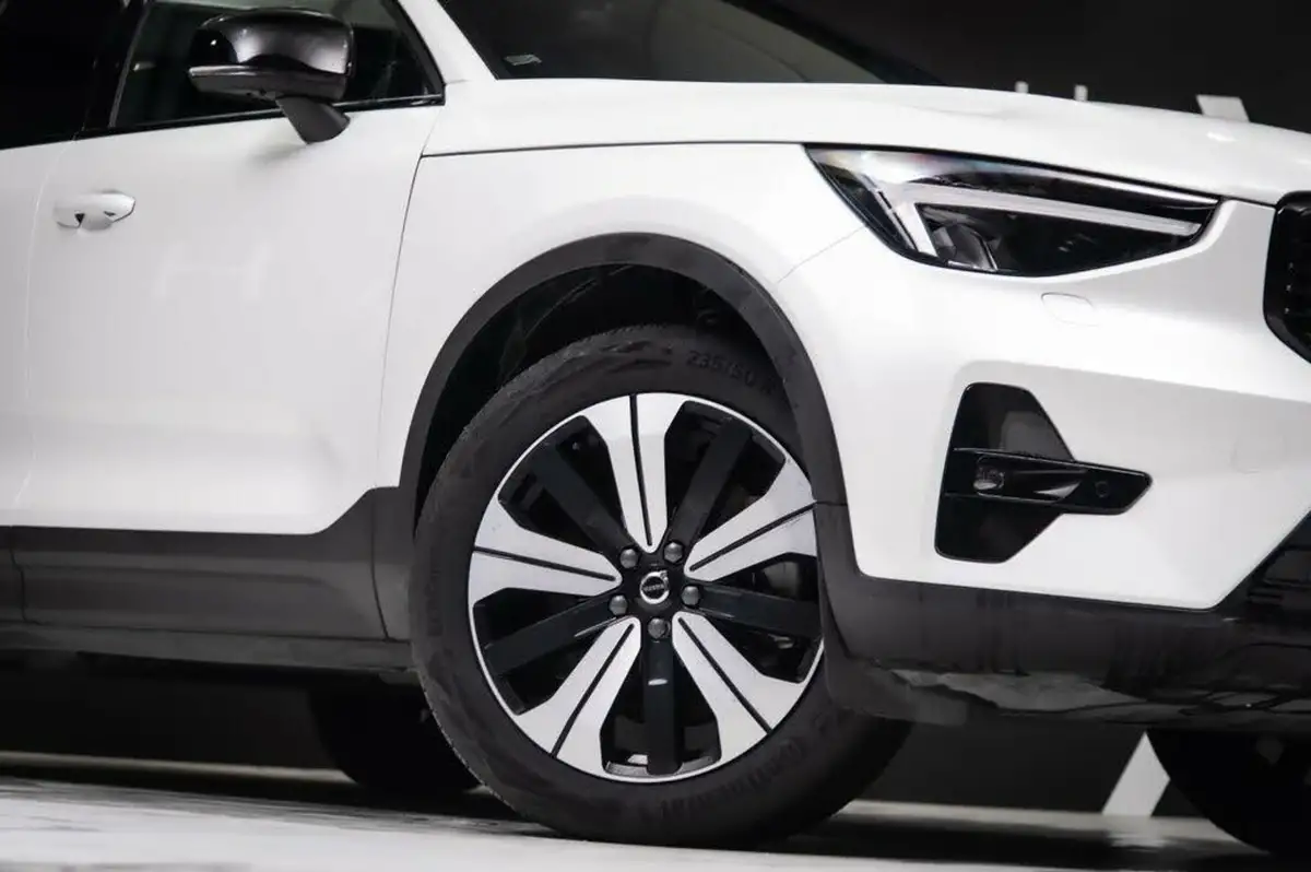 2023-volvo-xc40-15-t5-ultimate-dark-big-39