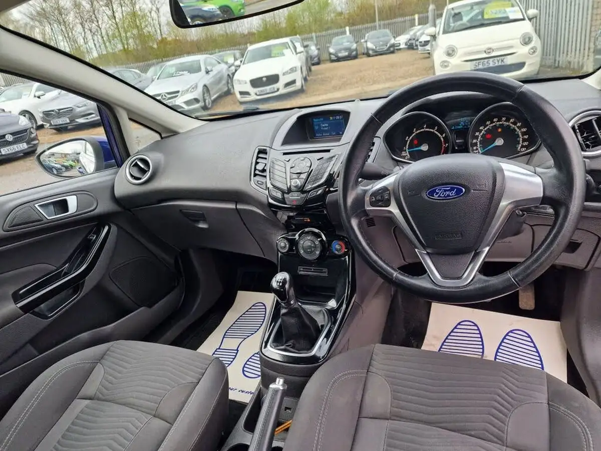 2016-ford-fiesta-125-zetec-3d-big-11