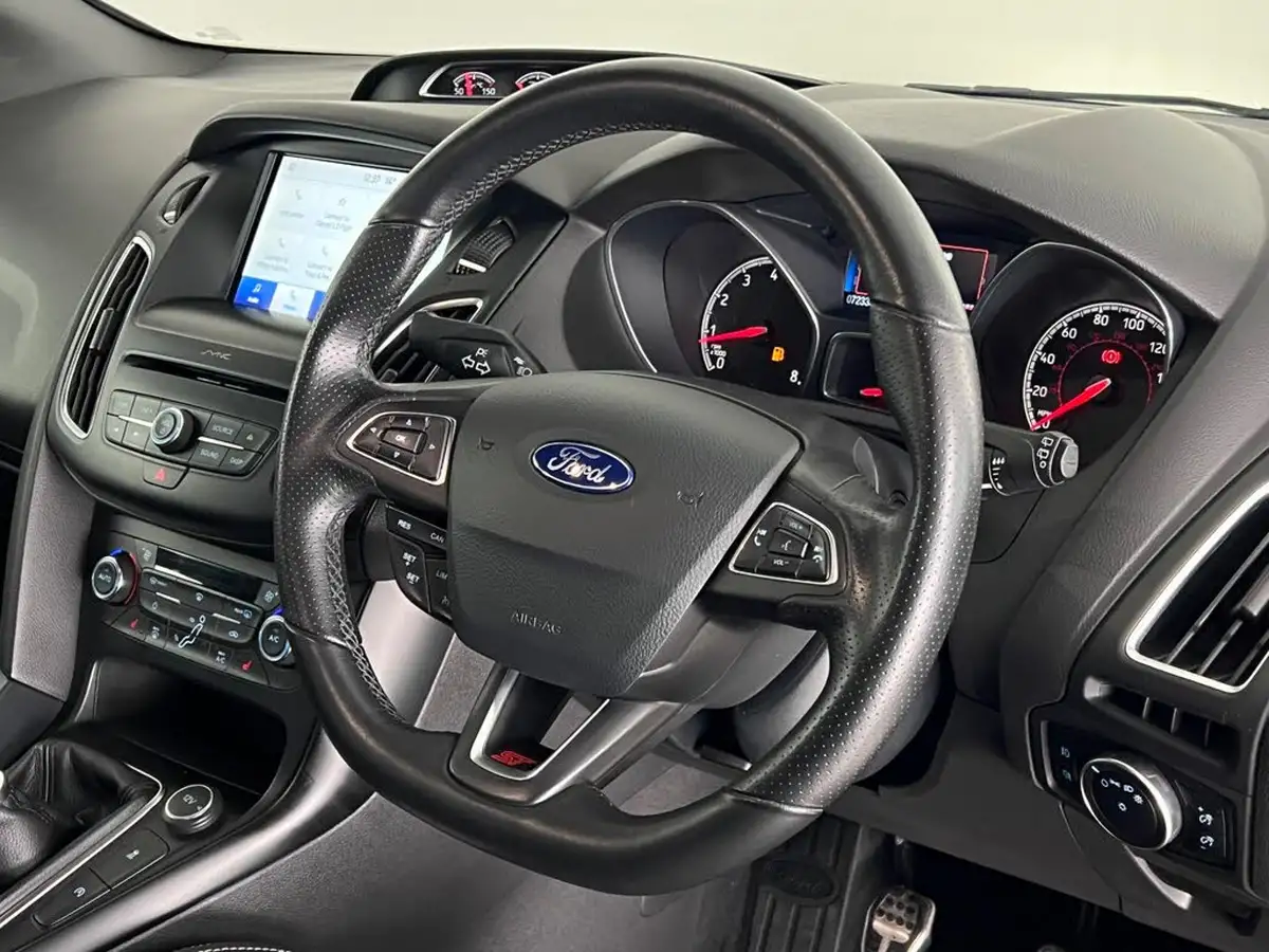 2017-ford-focus-20t-st3-hatchback-big-14