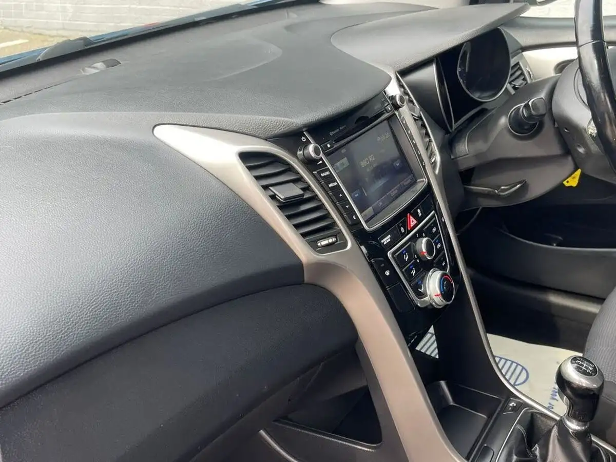 2015-hyundai-i30-16crdi-se-nav-110ps-tourer-big-27