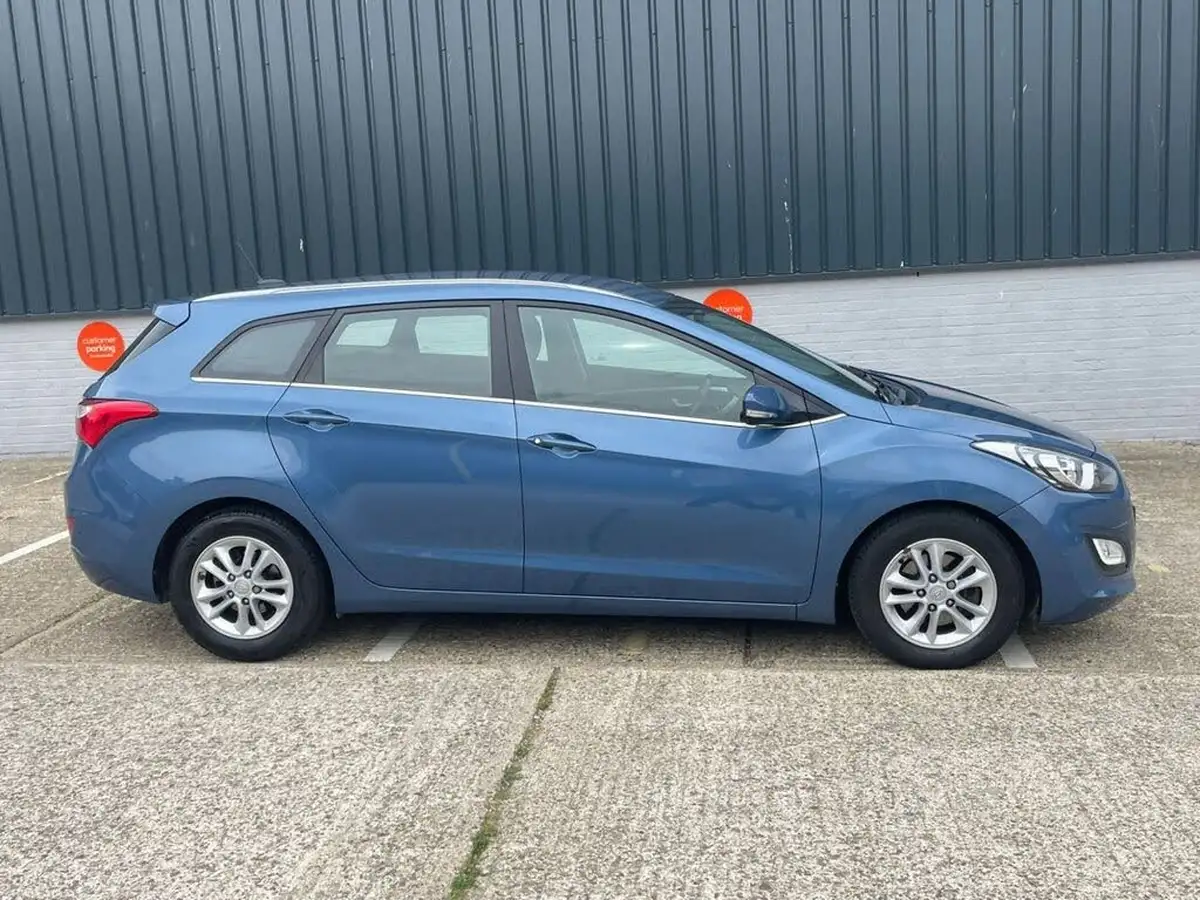 2015-hyundai-i30-16crdi-se-nav-110ps-tourer-big-3