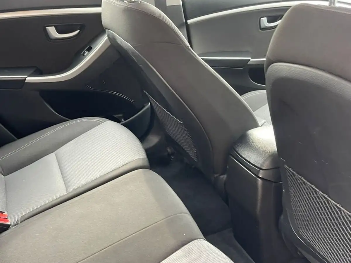 2015-hyundai-i30-16crdi-se-nav-110ps-tourer-big-51