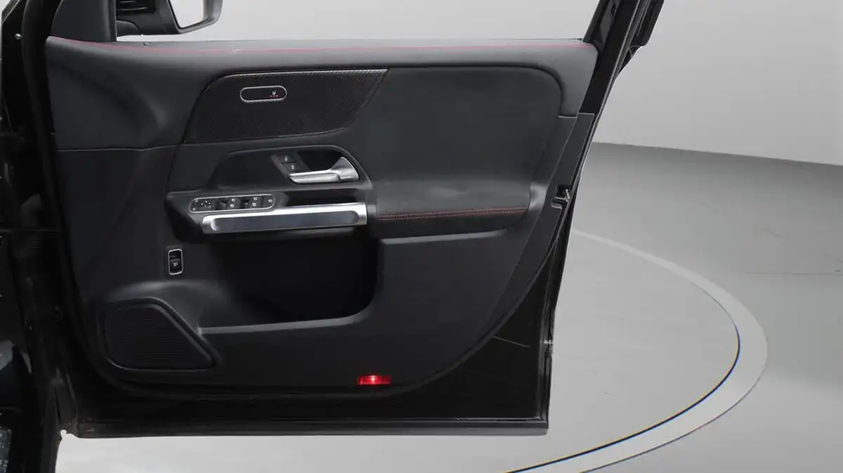 2021-mercedes-benz-glb-class-13-glb200-amg-line-8g-tronic-big-15