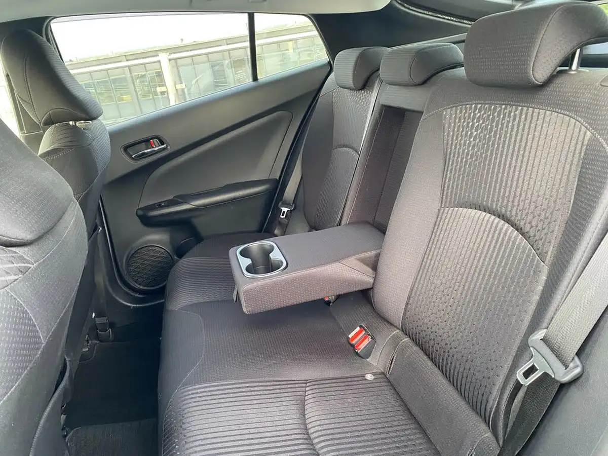 2018-toyota-prius-hybrid-big-29