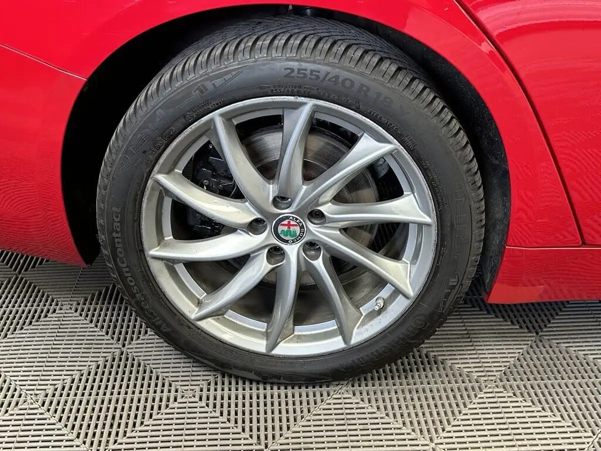 2018-alfa-romeo-giulia-20-veloce-big-25