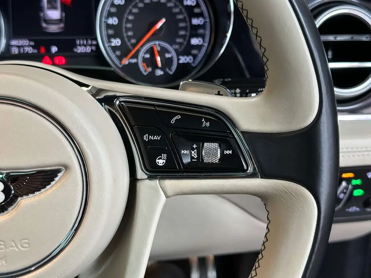 2016-bentley-bentayga-60-w12-big-32