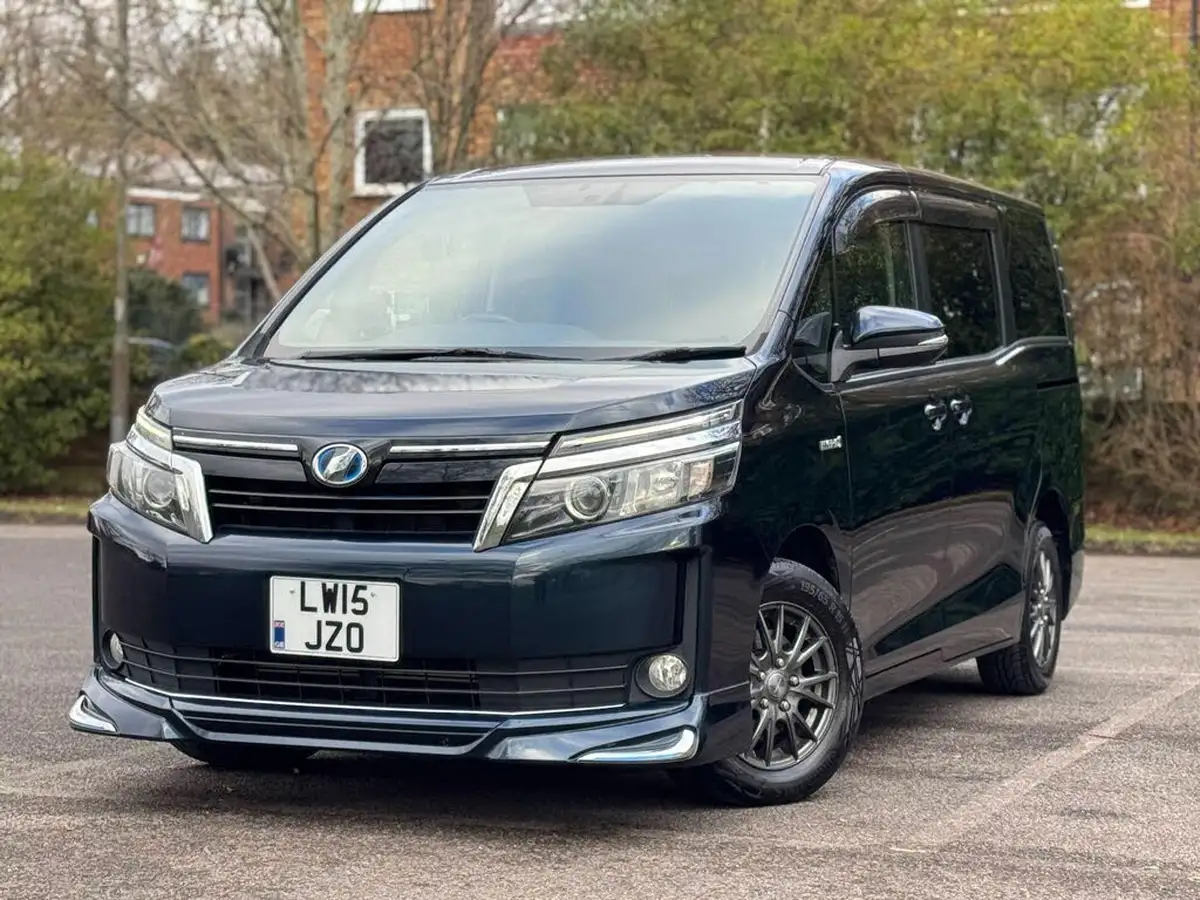 2015-toyota-voxy-18-hybrid-big-15