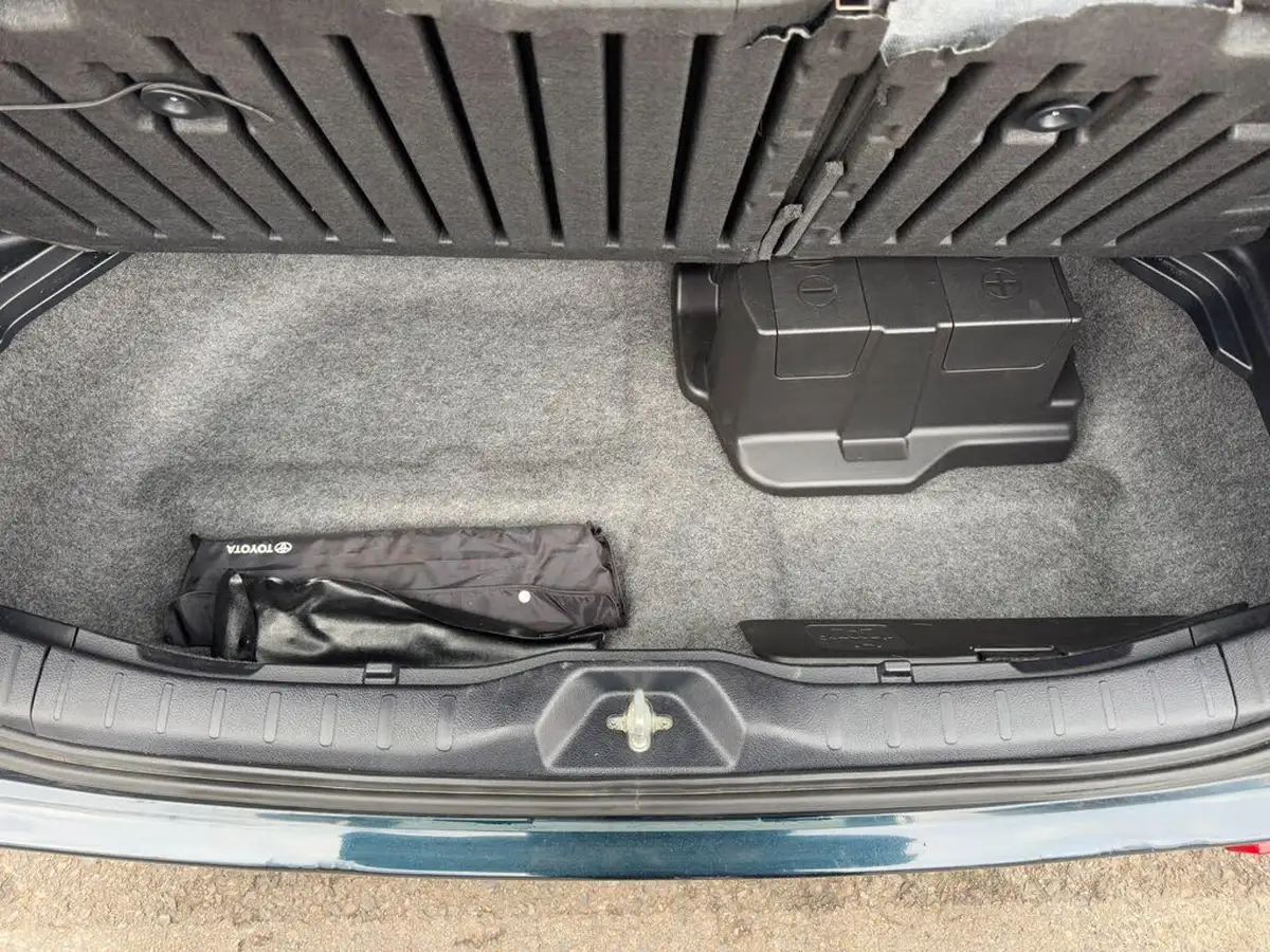 2015-toyota-voxy-18-hybrid-big-43