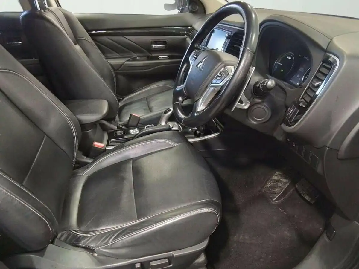 2016-mitsubishi-outlander-20-gx4h-phev-big-2