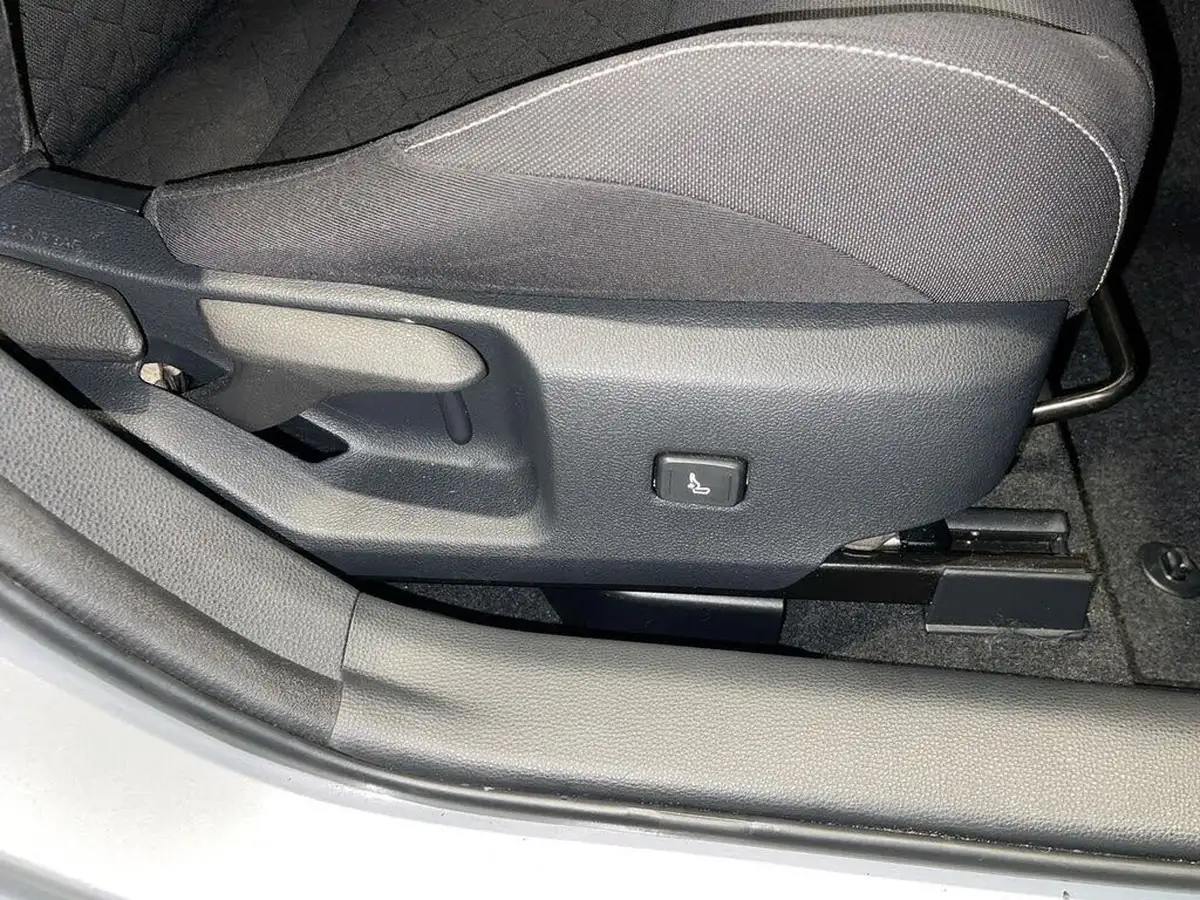 2022-toyota-corolla-18-vvt-i-icon-tech-trk-hatchback-5d-big-5