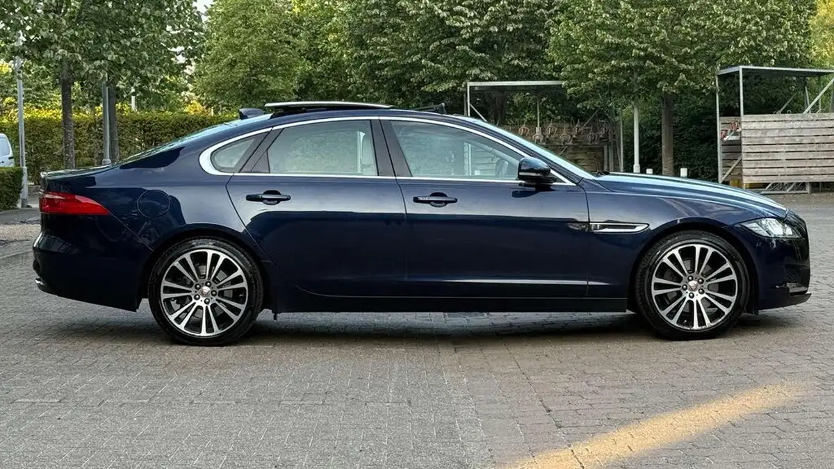 2017-jaguar-xf-20td-portfolio-240ps-awd-saloon-4d-1998cc-auto-big-6
