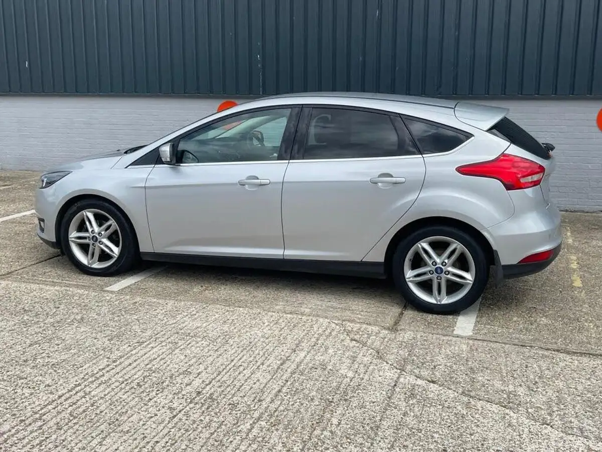 2015-ford-focus-10-zetec-t-125ps-hatchback-big-71