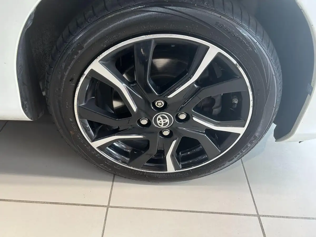 2018-toyota-yaris-15-vvt-i-design-hybrid-big-14