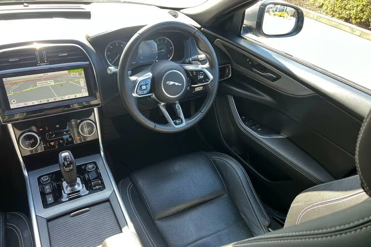 2020-jaguar-xe-20d-r-dynamic-s-big-27