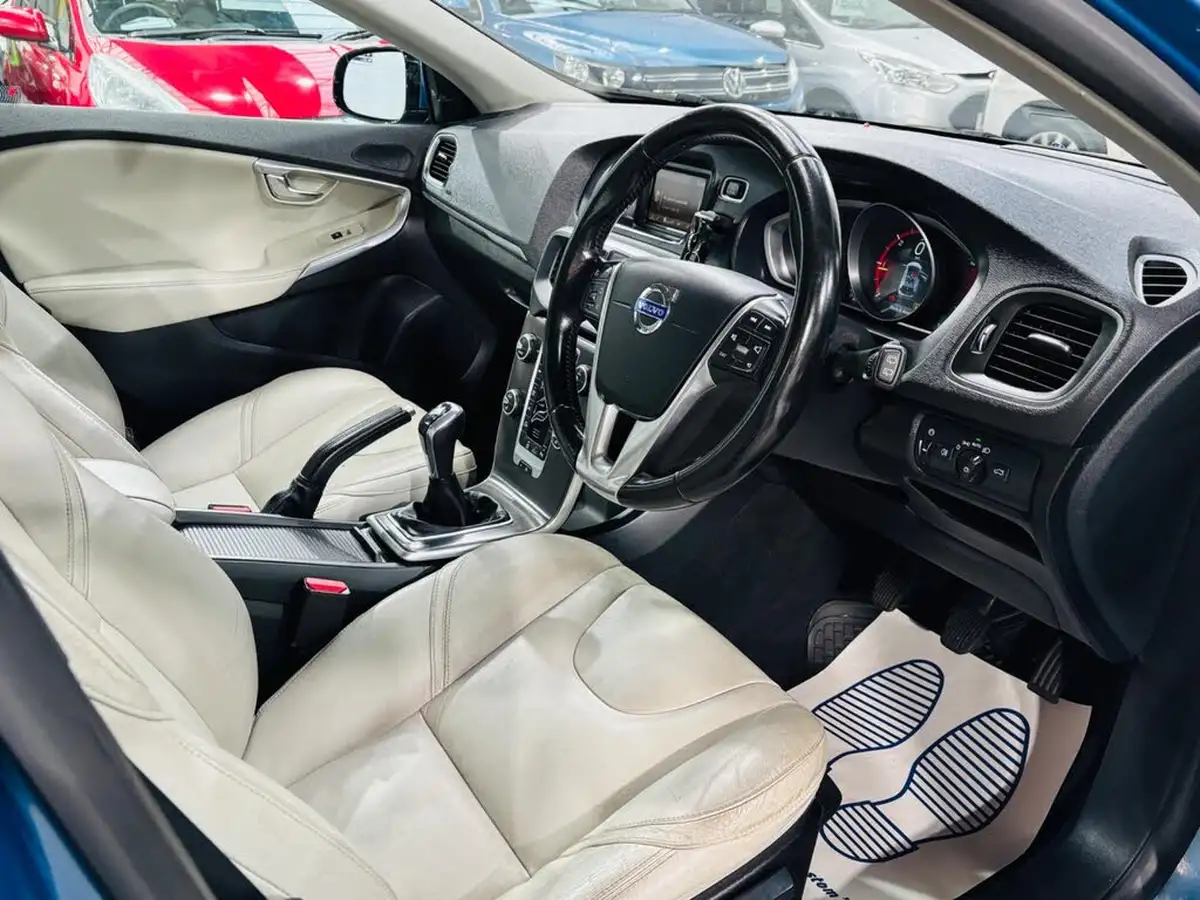 2014-volvo-v40-16td-d2-se-lux-big-9