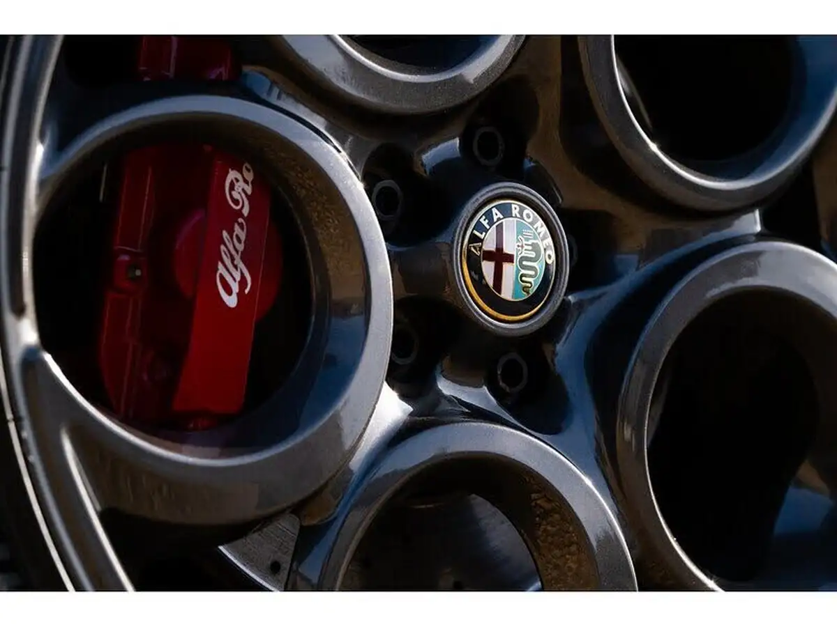 2015-alfa-romeo-4c-18-tbi-spider-big-32