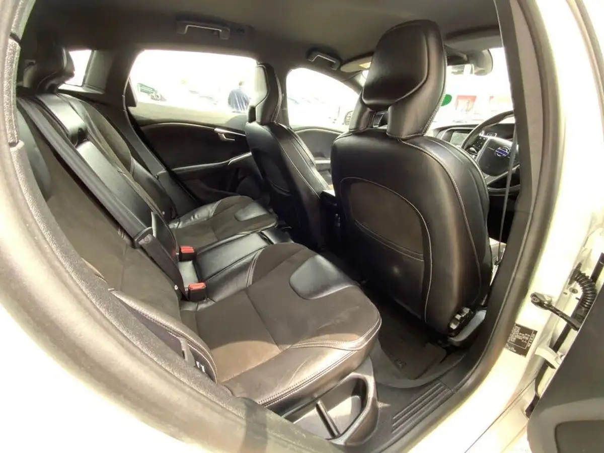 2015-volvo-v40-20td-d4-r-design-nav-geartronic-big-28