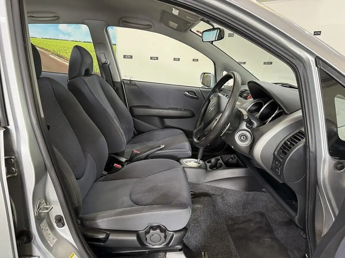 2009-honda-jazz-14-se-cvt-7-big-9