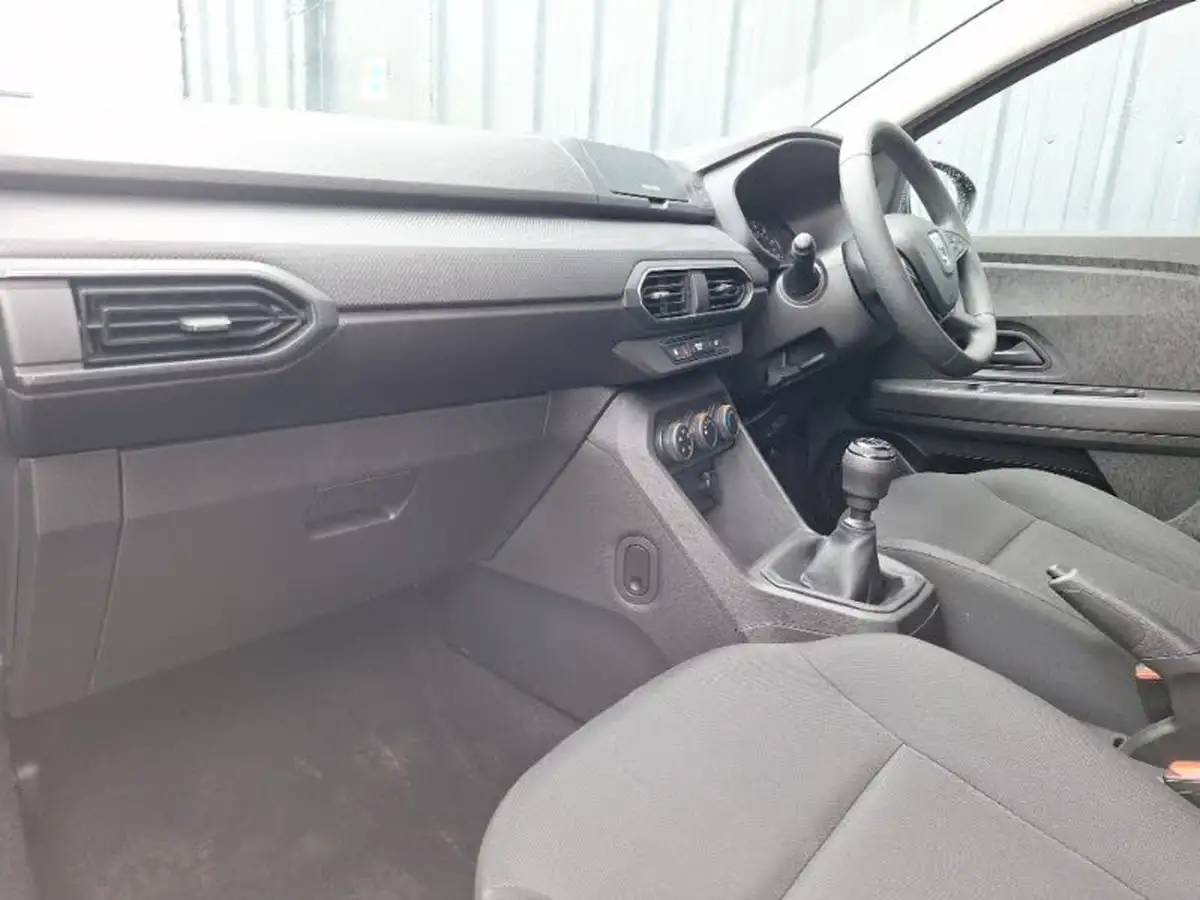 2021-dacia-sandero-10-sce-essential-big-4