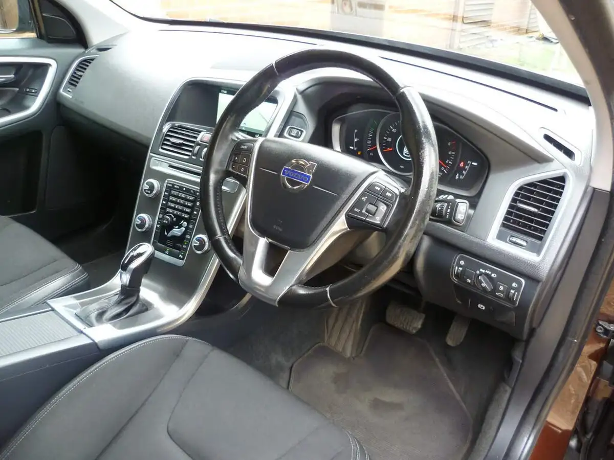 2016-volvo-xc60-20td-d4-se-nav-geartronic-big-12