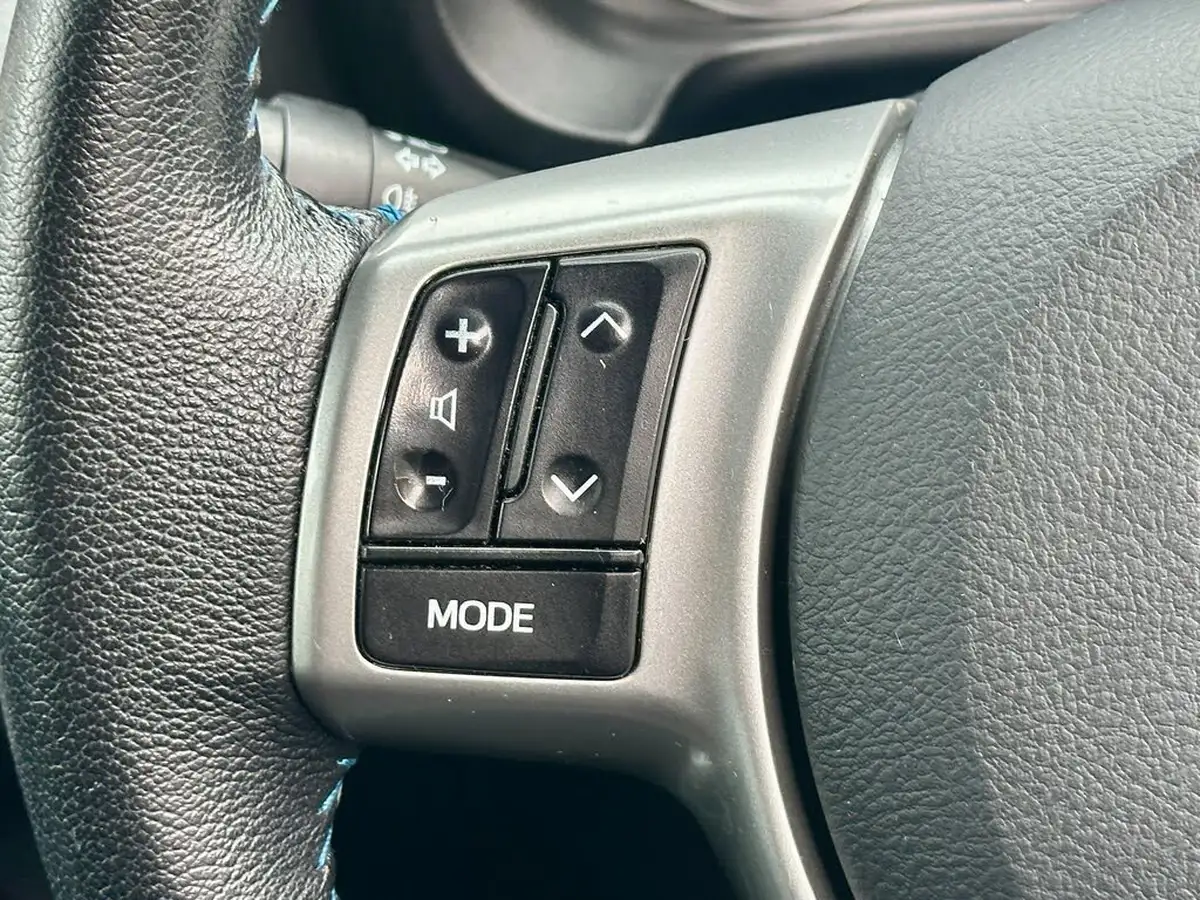 2012-toyota-yaris-15-vvt-i-t4-big-23