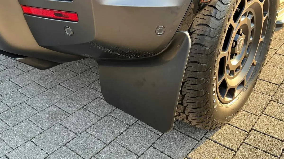2025-land-rover-110-defender-44-p635-octa-edition-one-big-37