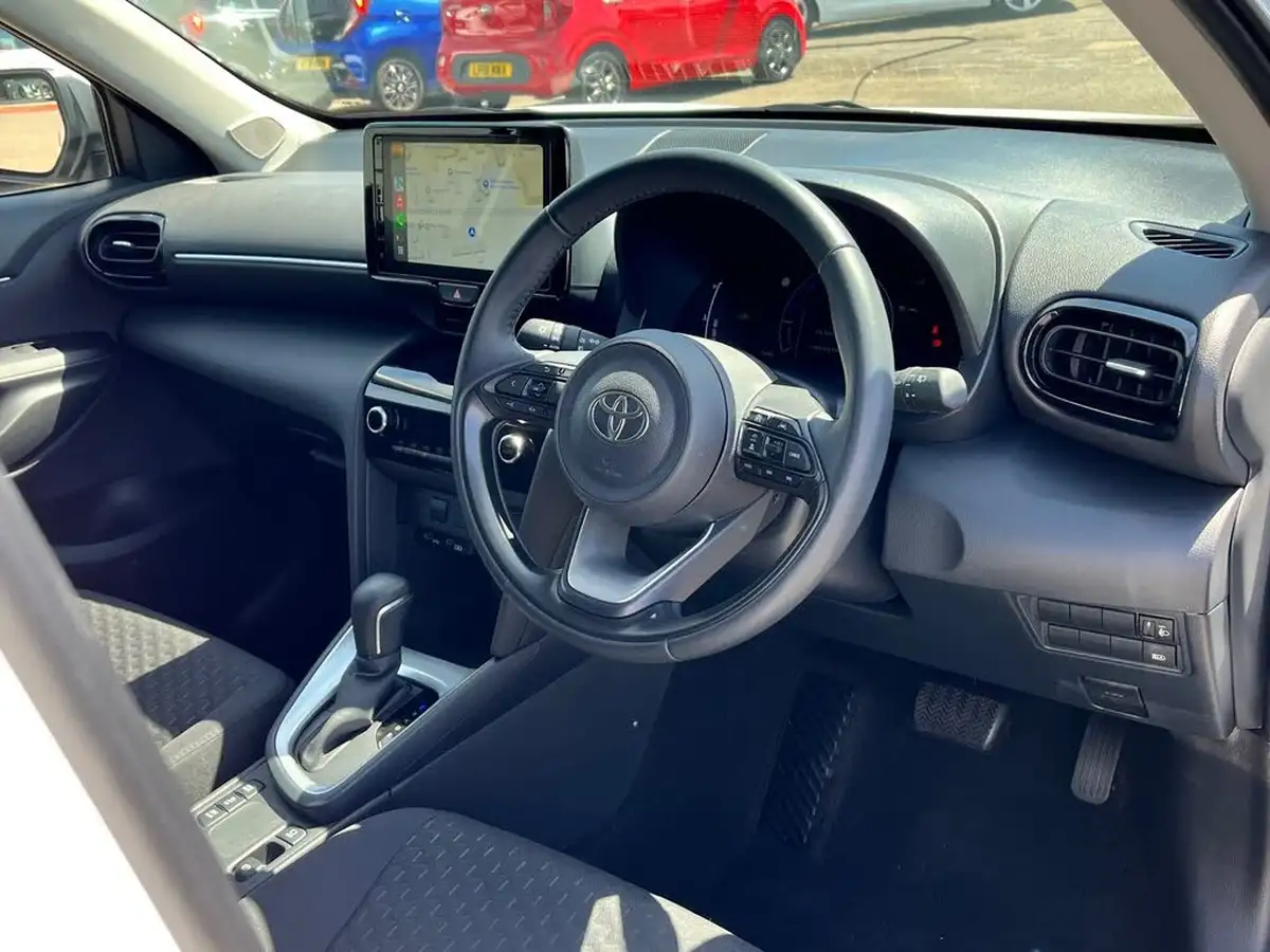 2024-toyota-yaris-cross-15-vvt-i-icon-big-17