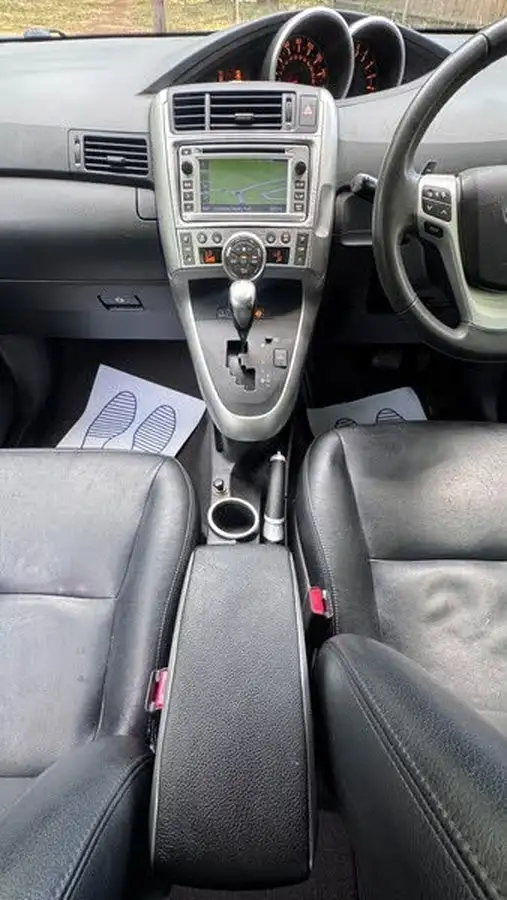 2012-toyota-verso-22td-tr-big-27