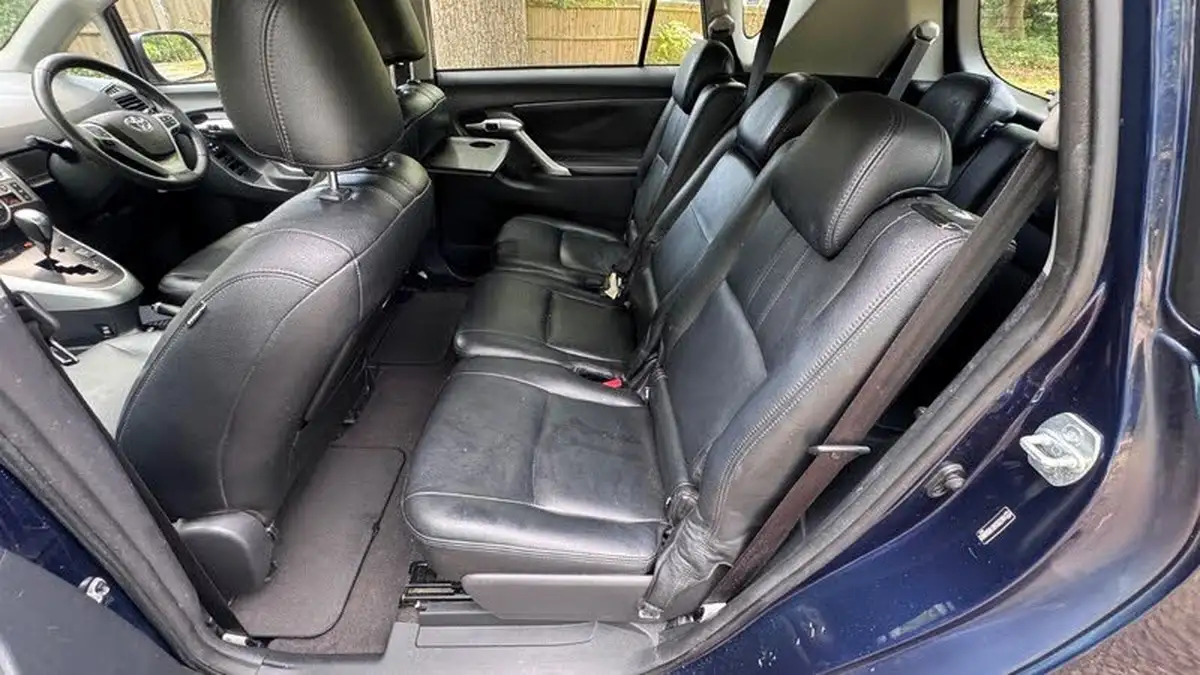 2012-toyota-verso-22td-tr-big-3