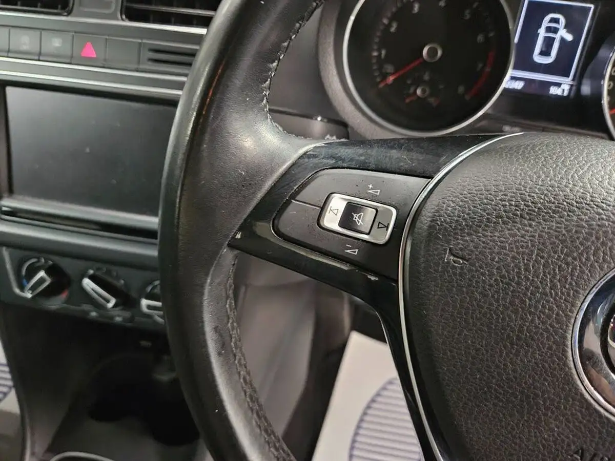 2015-volkswagen-polo-10-se-60ps-5d-big-27