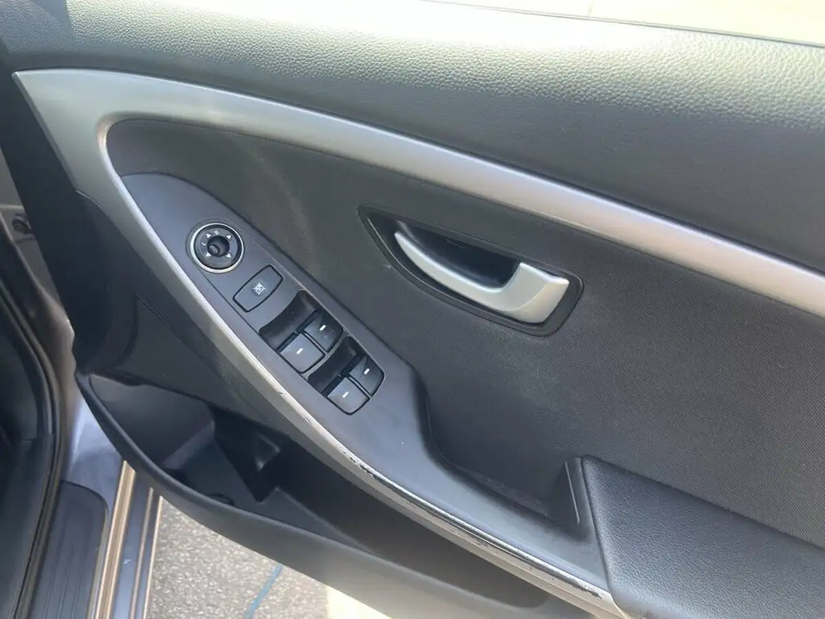 2014-hyundai-i30-14-active-5d-big-14
