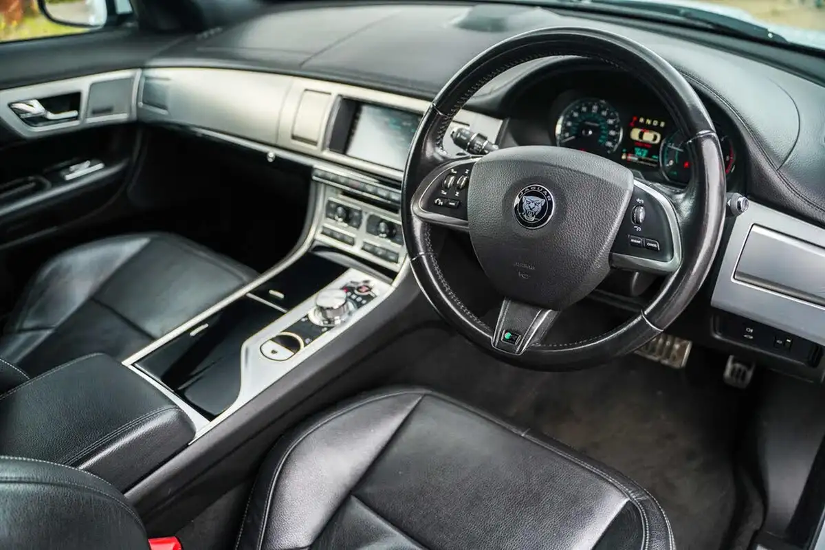 2015-jaguar-xf-22td-r-sport-black-saloon-4d-big-7