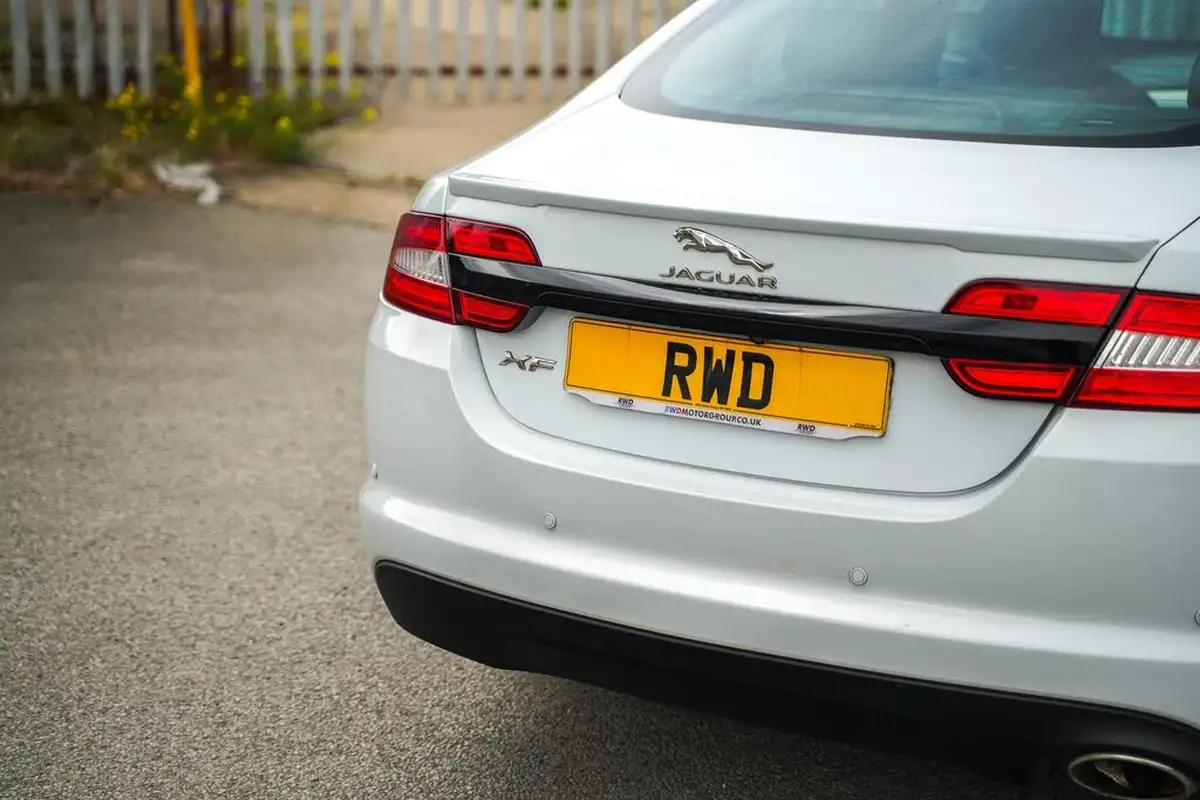 2015-jaguar-xf-22td-r-sport-black-saloon-4d-big-31
