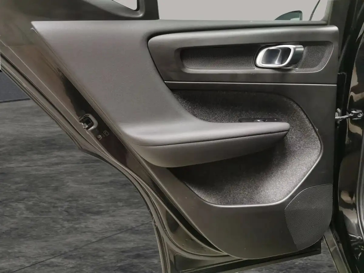 2022-volvo-xc40-15-t3-momentum-auto-big-37