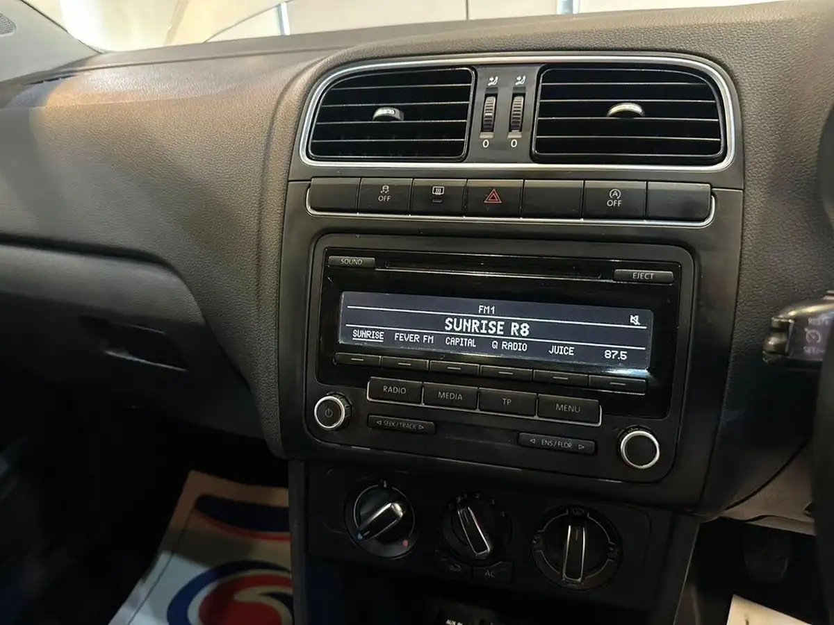 2013-volkswagen-polo-12td-blue-motion-bluemotion-tech-5d-big-22